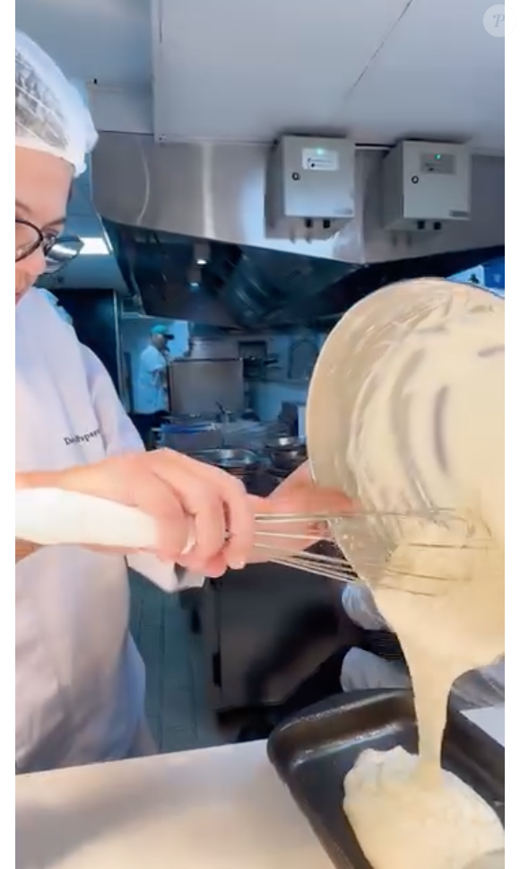 Com a massa homogênea, transfira para uma forma untada com azeite de oliva extravirgem