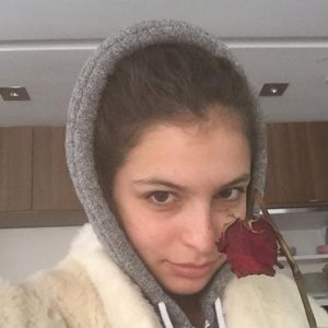 Julia Anquier se formou em Nova Iorque pela faculdade School of Visual Arts em direção e roteiro de cinema