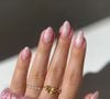 Colocar pequenas pérolas no esmalte perolado fica um charme e ainda alonga as mãos