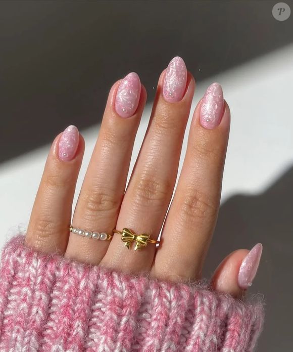 Colocar pequenas pérolas no esmalte perolado fica um charme e ainda alonga as mãos