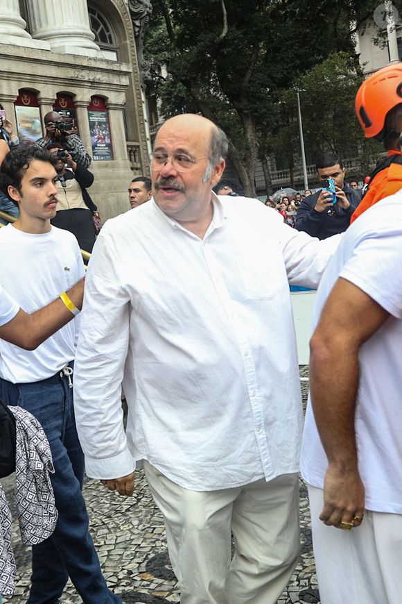 Otávio Muller foi visto nos instantes finais da cerimônia no Theatro Municipal do Rio de Janeiro