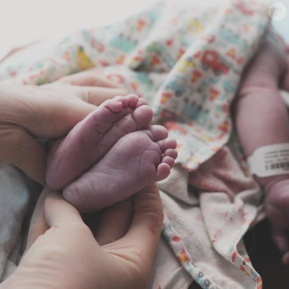 MC Daniel e Lorena Maria mostraram detalhe do filho bebê do casal