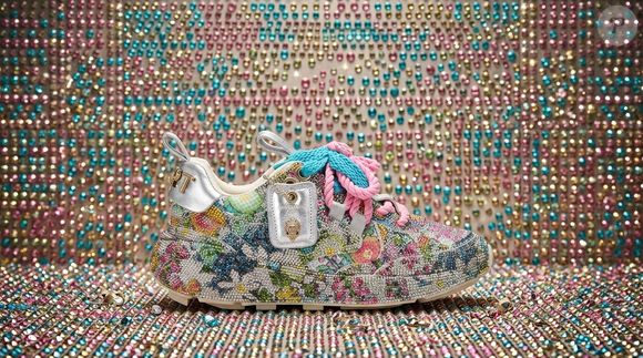 O modelo floral da Kurt Geiger London reúne tecido, couro de bezerro, paetês e detalhes metálicos, além de um solado chunky que reforça sua proposta fashionista
