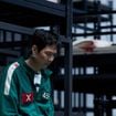 Ele NÃO MORREU em 'Round 6' e foi salvo?! Foto inédita da terceira temporada revive teoria e marca reviravolta de jogador injustiçado