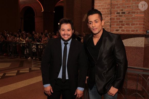 3. Hugo (dupla Hugo & Tiago)

Cantor sertanejo que fez parte da dupla Hugo & Tiago, conhecida por hits marcantes dos anos 2000. Agora, Hugo pode preparar um prato tão harmonioso quanto um bom dueto.