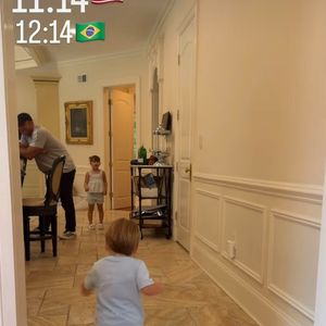A passagem de Virginia Fonseca pelos Estados Unidos durante a Copa do Mundo de 2026 ganhou um novo capítulo após seguidores identificarem semelhanças entre o cenário de suas fotos e o castelo alugado por Vini Jr.