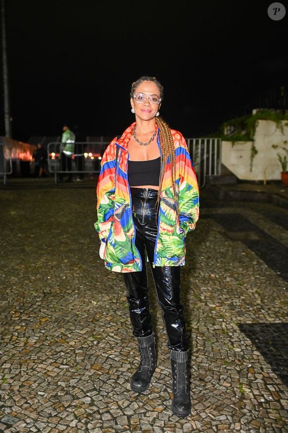 Casaco colorido compôs look elegante da atriz Aline Borges
