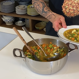 Essa sopa fica deliciosa e cai muito bem com uma torradinha em dias frios e chuvosos