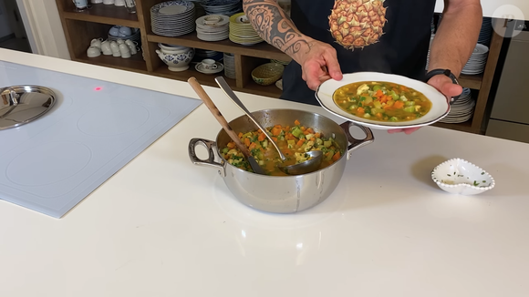 Essa sopa fica deliciosa e cai muito bem com uma torradinha em dias frios e chuvosos