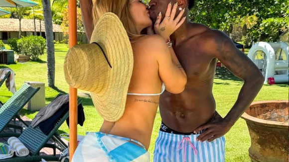 De biquíni, Virgínia dá beijo em Vini Jr. e 'esconde' bumbum em foto; web nota detalhe: 'Tá apaixonada viu, usando até roupa igual'