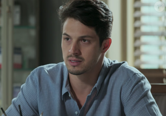 Roberto (Rômulo Estrela) mostra o documento para Felipe: “Acho que eu te devia isso. Estou aliviado. Você é o pai biológico do Alex. Não há mais a menor sombra de dúvida!”.'