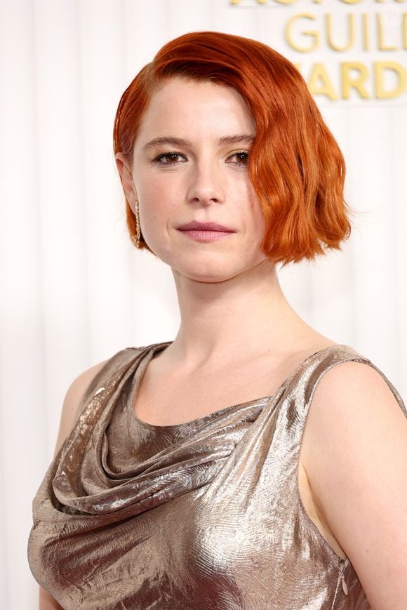Jessie Buckley compareceu a premiações e eventos de cinema com o cabelo curto e ruivo