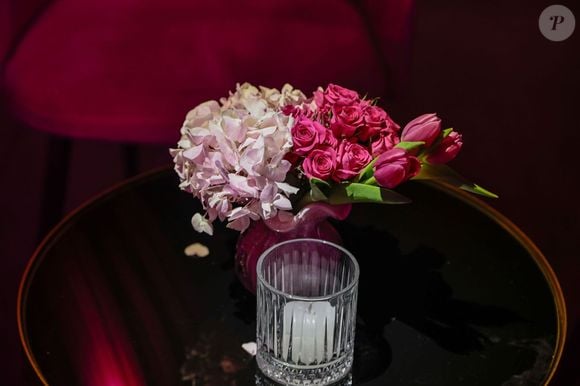 Flores naturais são usadas para decorar a mesa de buffet e aparecem entre os pratos da festa da WePink
