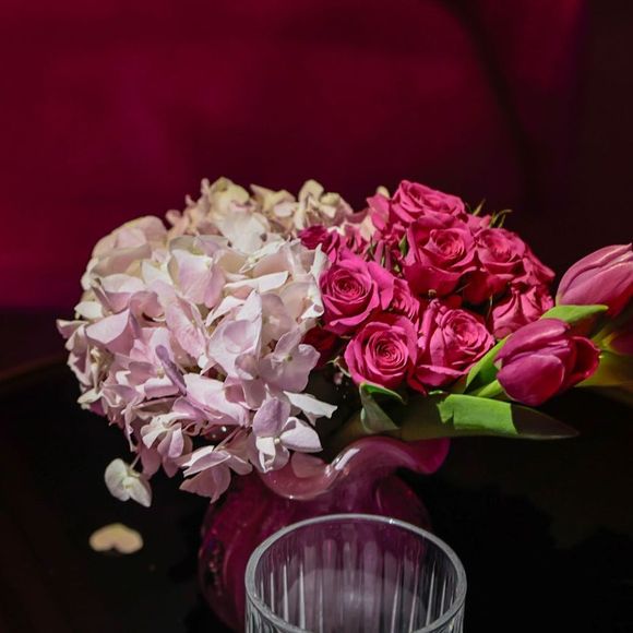 Flores naturais são usadas para decorar a mesa de buffet e aparecem entre os pratos da festa da WePink