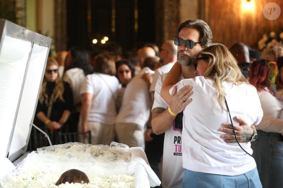 Com Preta Gil no caixão, Carol Sampaio chorou e foi confortada pelo marido