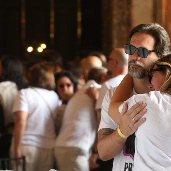 Com Preta Gil no caixão, Carol Sampaio chorou e foi confortada pelo marido