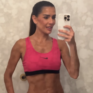 No vídeo, Deborah Secco valorizou sua barriga sarada e super definida para os fãs