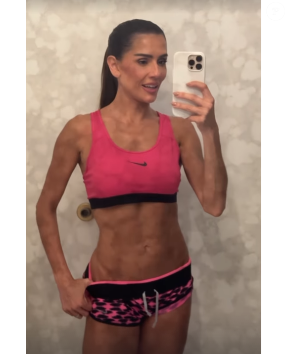 No vídeo, Deborah Secco valorizou sua barriga sarada e super definida para os fãs