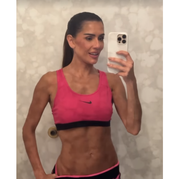 No vídeo, Deborah Secco valorizou sua barriga sarada e super definida para os fãs