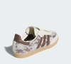 O clássico Adidas Samba OG ganhou uma releitura sofisticada com detalhes em tecido de cadarço, mantendo a tradicional biqueira de suede, as Três Listras serrilhadas e o solado de goma que marcaram a história do modelo