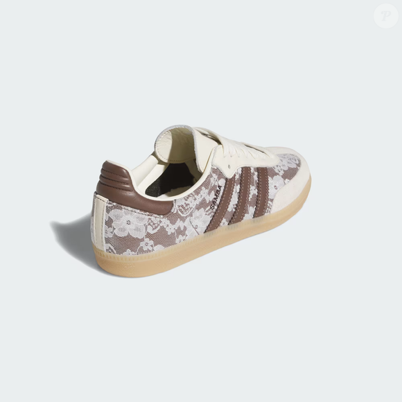 O clássico Adidas Samba OG ganhou uma releitura sofisticada com detalhes em tecido de cadarço, mantendo a tradicional biqueira de suede, as Três Listras serrilhadas e o solado de goma que marcaram a história do modelo