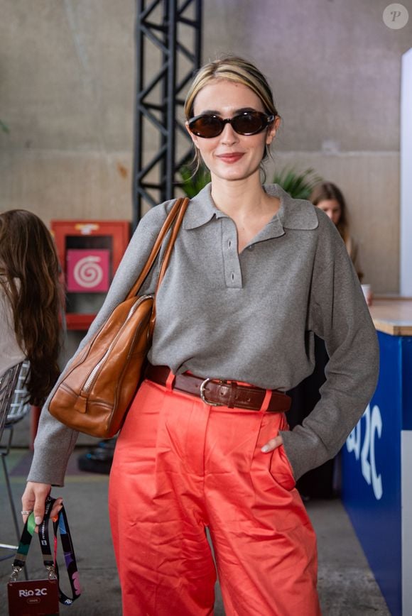 O look Valentina Herszage equilibra o rigor do escritório com o frescor criativo, consolidando a atriz como referência de estilo contemporâneo.