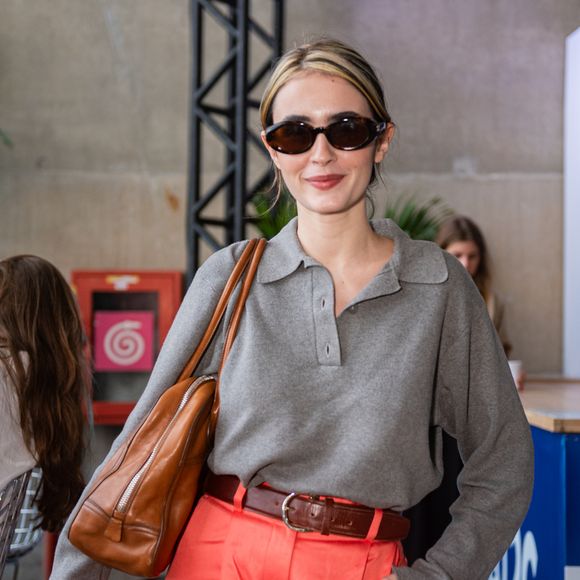 O look Valentina Herszage equilibra o rigor do escritório com o frescor criativo, consolidando a atriz como referência de estilo contemporâneo.