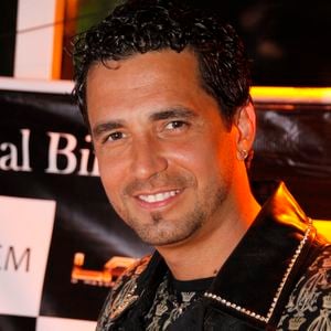 Latino teria se recusado a sair do palco e foi levado por seguranças, segundo informações do jornal Agora