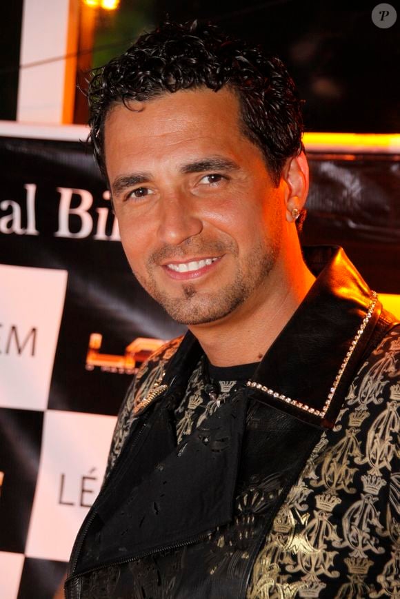 Latino teria se recusado a sair do palco e foi levado por seguranças, segundo informações do jornal Agora