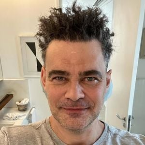 Assumidamente gay, Carmo Dalla Vecchia passou a inovar seus visuais desde que deixou a Globo