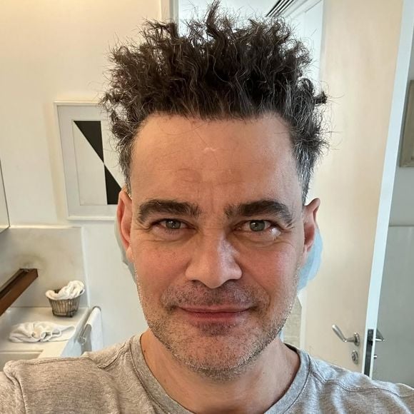 Assumidamente gay, Carmo Dalla Vecchia passou a inovar seus visuais desde que deixou a Globo