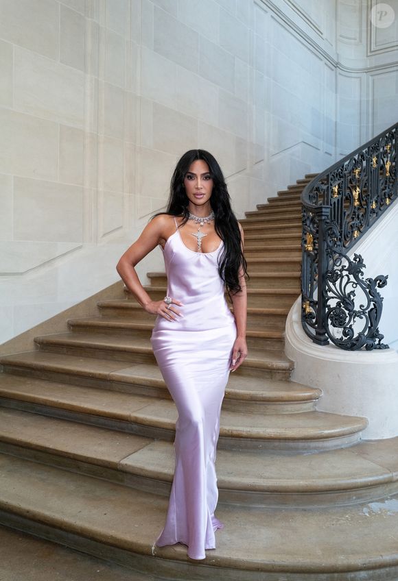 Kim Kardashian  já usou uma versão do vestido no desfile de Victoria Beckham na Paris Fashion Week em 2023