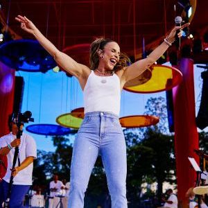 Com décadas de carreira, Ivete segue sendo um dos principais nomes do Carnaval brasileiro, reunindo multidões por onde passa.