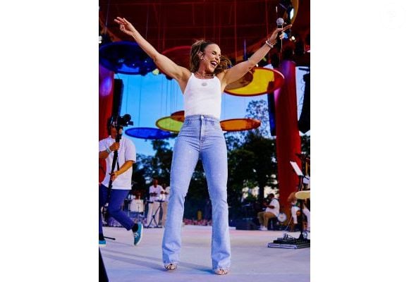 Com décadas de carreira, Ivete segue sendo um dos principais nomes do Carnaval brasileiro, reunindo multidões por onde passa.