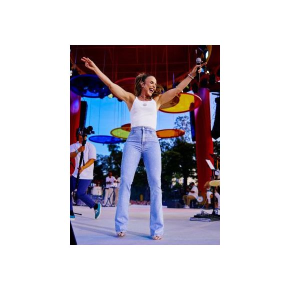 Com décadas de carreira, Ivete segue sendo um dos principais nomes do Carnaval brasileiro, reunindo multidões por onde passa.