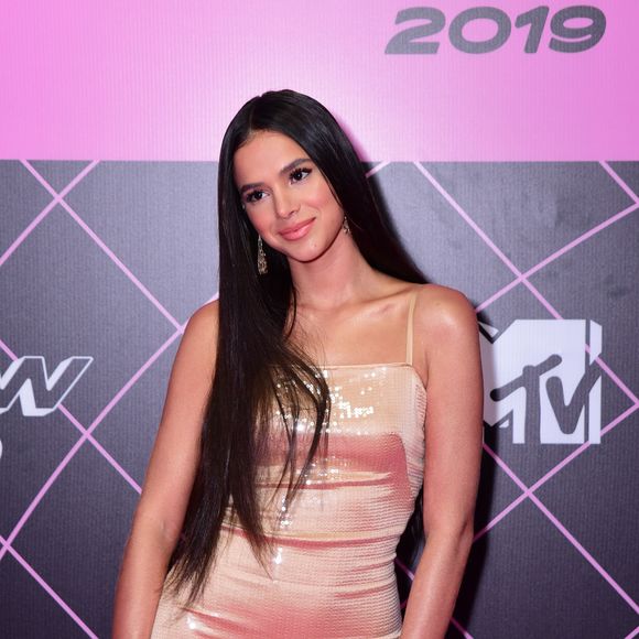 Bruna Marquezine durante um evento em 2019 já usou um minivestido curto dourado da Versace, cheio de brilhos. Essa pode ser uma ótima proposta para o Natal.