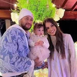 Amanda Kimberlly chegou a ser acusada por uma internauta de supostamente afastar a filha das comemorações de Neymar