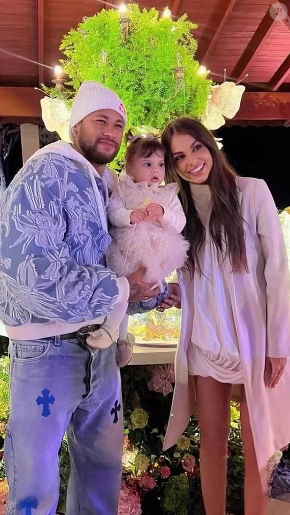 Amanda Kimberlly chegou a ser acusada por uma internauta de supostamente afastar a filha das comemorações de Neymar