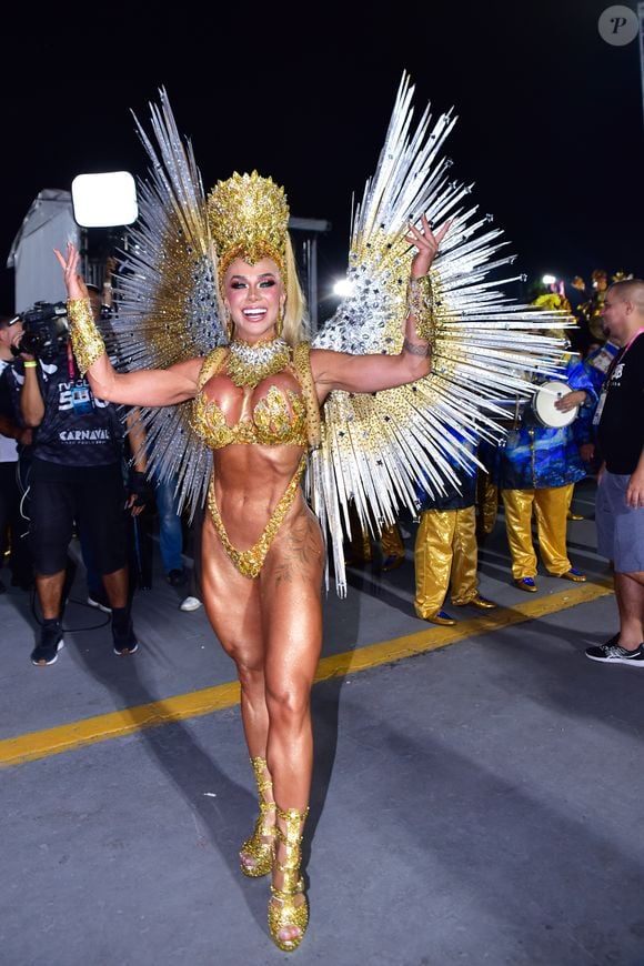 Rainha de bateria da Águia de Ouro, Renata Spalliccci escolheu uma fantasia mínima toda dourada, que valorizou seu corpo