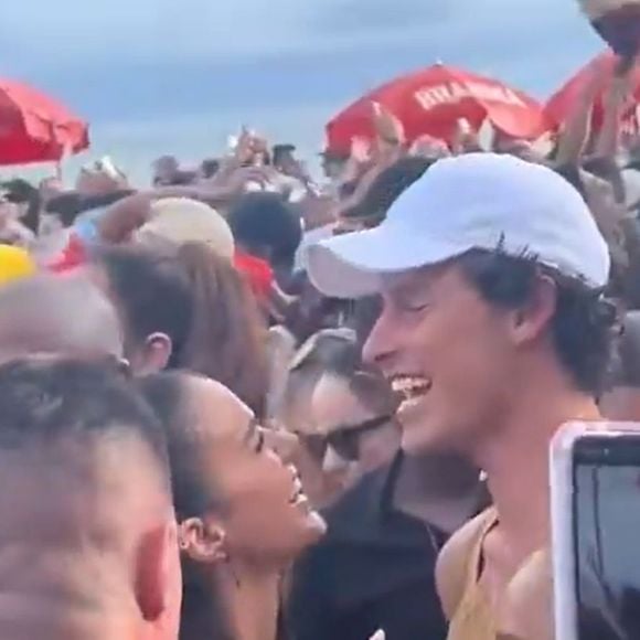 Bruna Marquezine chegou a cantar música picante para o namorado, Shawn Mendes, em cima de trio elétrico em Salvador no Carnaval