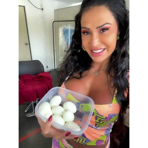 Gracyanne Barbosa permite que Arlene aperte seus glúteos
