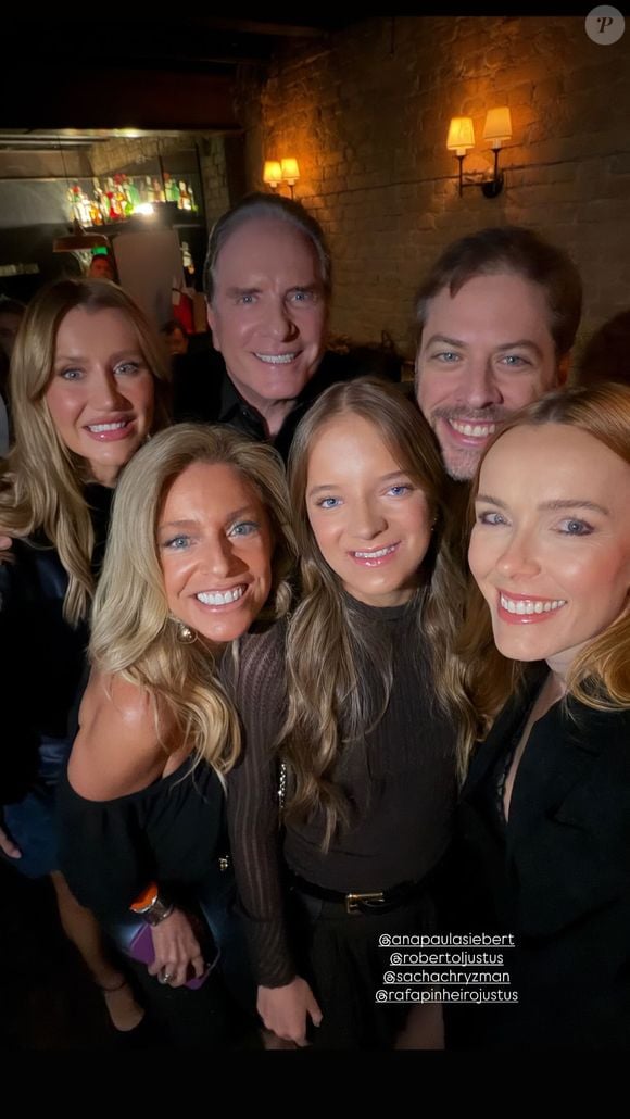 Rafaella Justus encontrou o pai, Roberto Justus, e outros familiares na festa