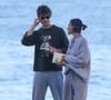 Bruna Marquezine usa chinelo de luxo e chama atenção em café da manhã com Shawn Mendes
