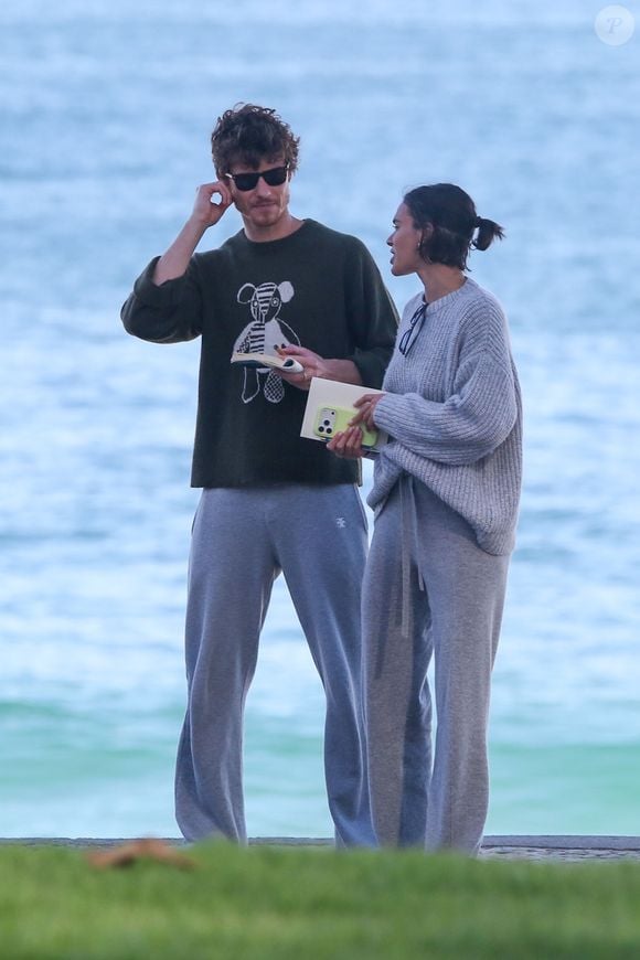 Bruna Marquezine usa chinelo de luxo e chama atenção em café da manhã com Shawn Mendes