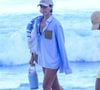 De biquíni e camisa oversized, Bruna Marquezine chamou atenção durante passeio com amigos na Zona Sul carioca