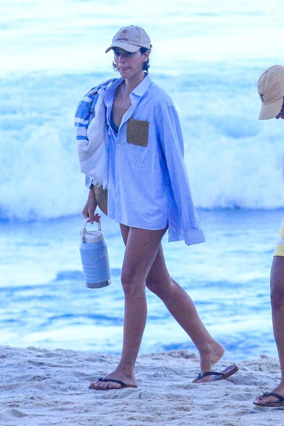 De biquíni e camisa oversized, Bruna Marquezine chamou atenção durante passeio com amigos na Zona Sul carioca