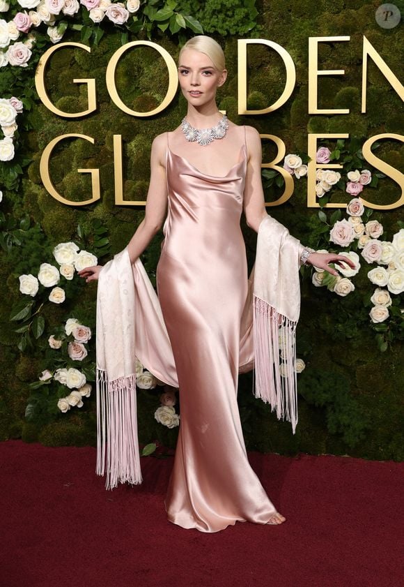 Globo de Ouro 2025:  Anya Taylor-Joy estava exuberante em seu vestido Dior de arquivo, na cor rosa metalizado, e colar de 64 quilates da Tiffany & Co.