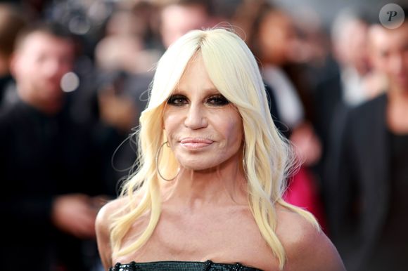 2018: desde quando é conhecida, Donatella Versace mantém o cabelo loiro claríssimo