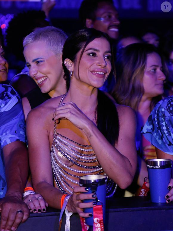 A "morena misteriosa" em questão é a também atriz Natália Rosa, conhecida por seu trabalho em novelas e peças teatrais