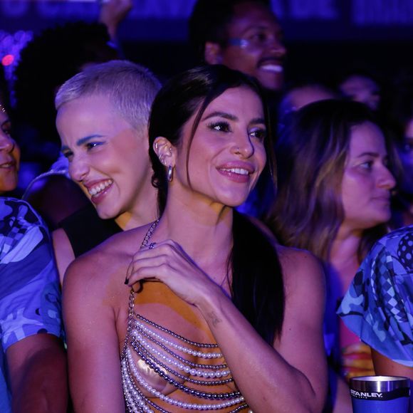A "morena misteriosa" em questão é a também atriz Natália Rosa, conhecida por seu trabalho em novelas e peças teatrais